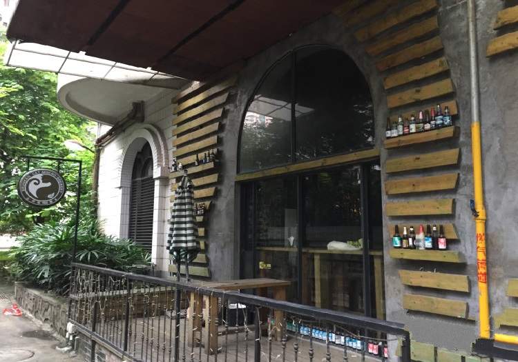 Lazy craft beer bar