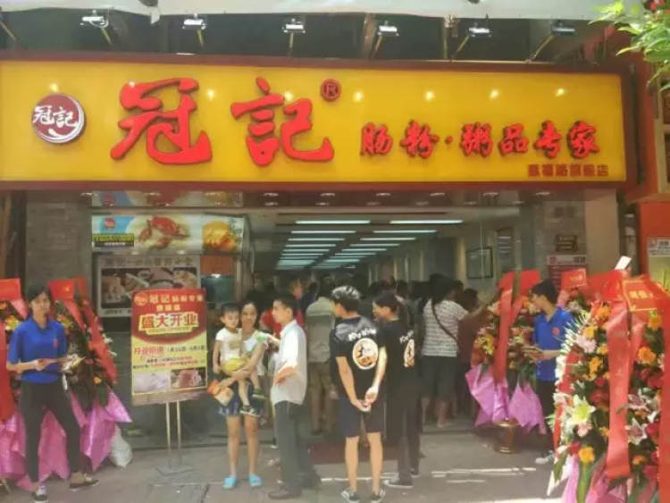 Guanji is an expert in rice roll porridge