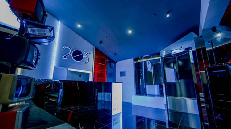 2'03'' private cinema