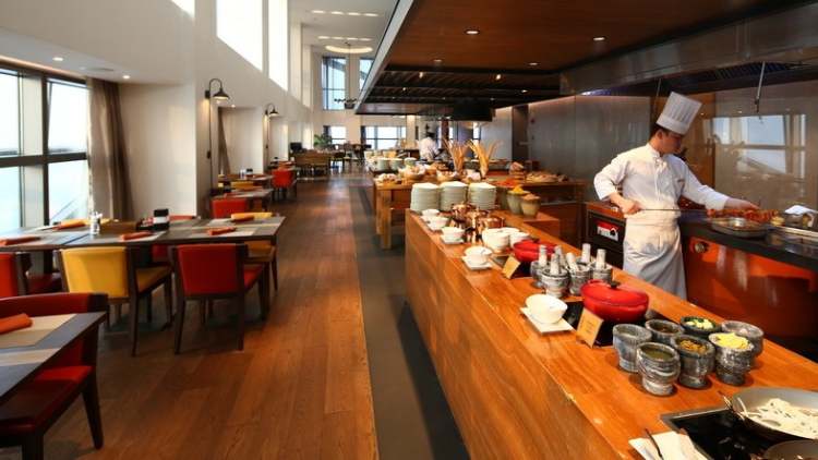 An all-day dining restaurant at Fairmont Nanjing Jin'au